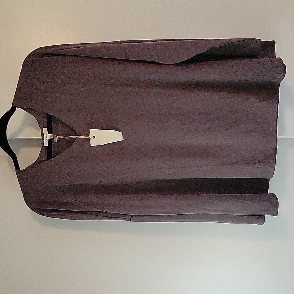 NWT Easel exposed hem top, gray,  size medium